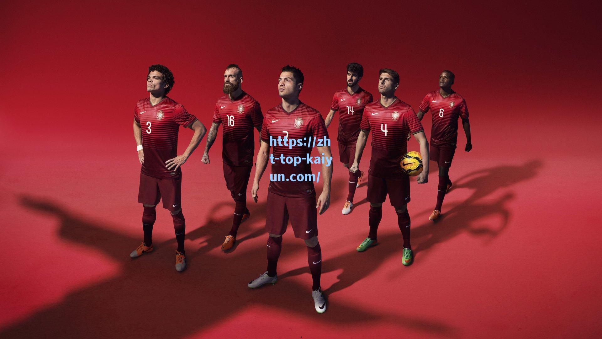 苏超吉祥物豚宝身披云锦战袍 南京主场首秀演绎文化交融盛宴